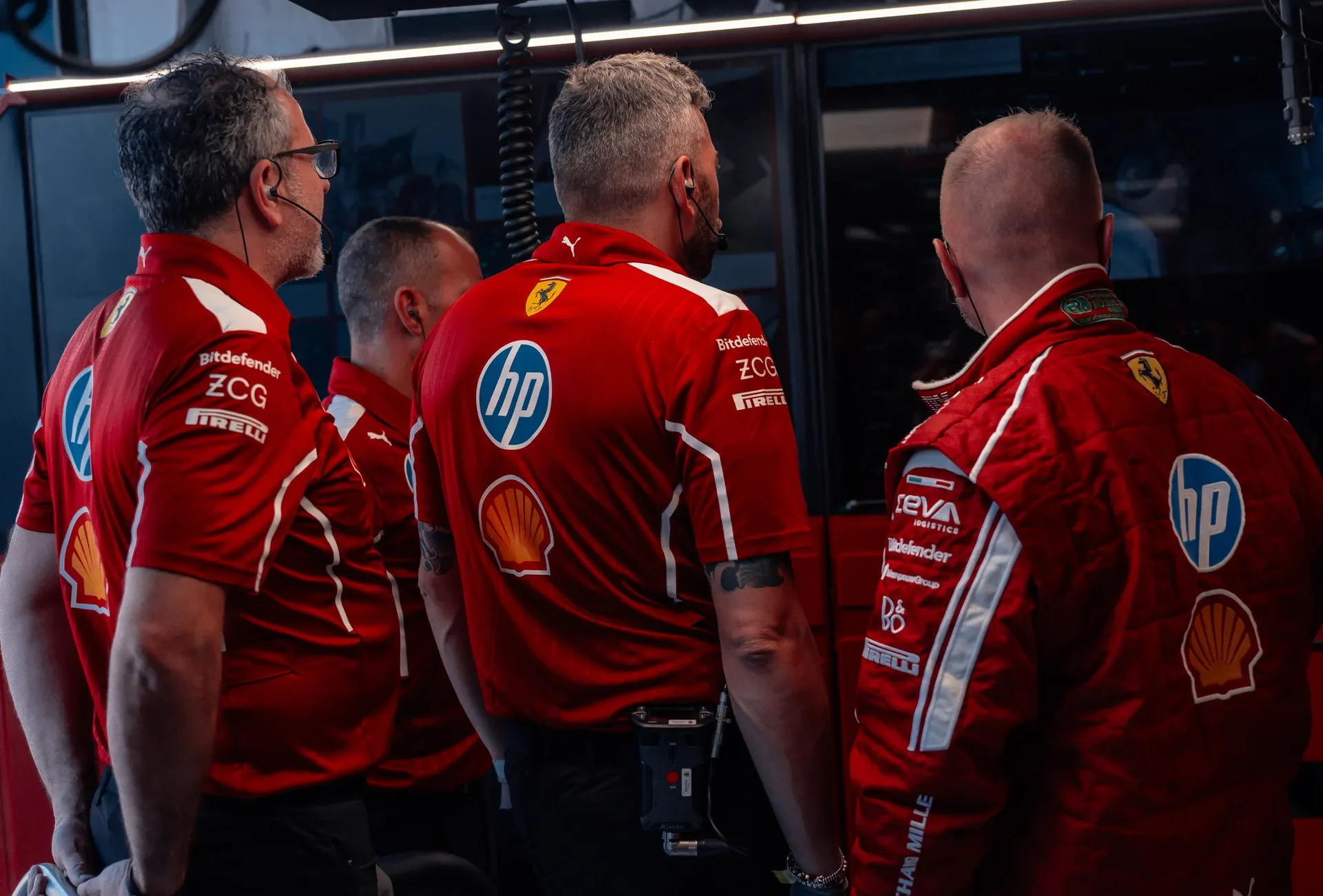 scuderia ferrari meccanici box