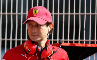Gaffe Elkann, mentre esalta i meccanici Ferrari si confonde: “Stanno vincendo il campionato con le pole…” – VIDEO