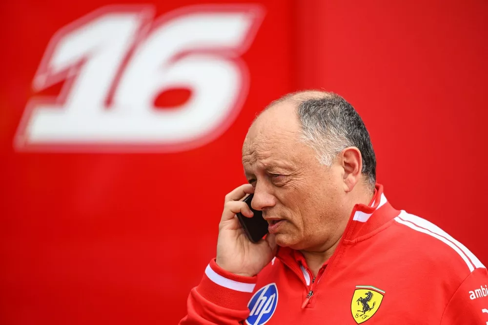 Un ex Ferrari parla della posizione di Vasseur, con un ‘augurio’ per la rossa: “Basterebbe un passo falso…”