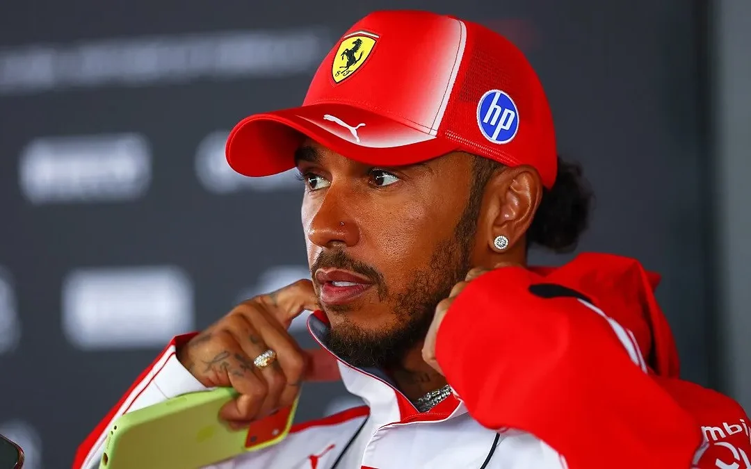 GP Olanda 2026 | Hamilton furioso per aver perso il podio e ‘incolpa’ il team: “Qui in Ferrari non è…”