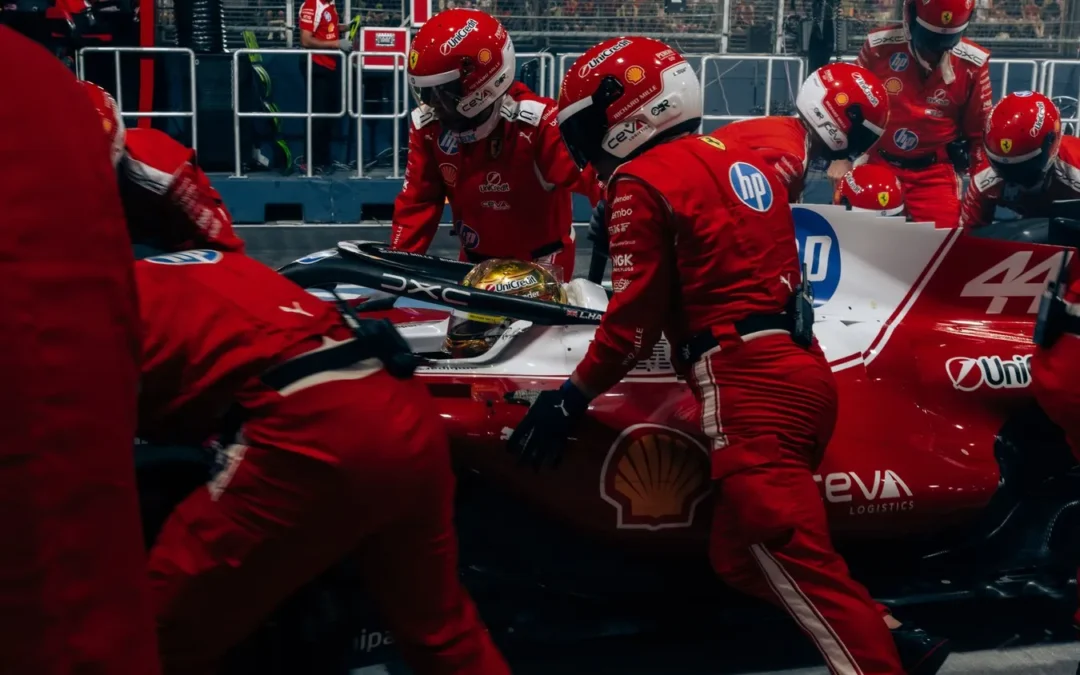 L’episodio del mancato pit stop di Hamilton ai box di Singapore solleva ancora interrogativi: “Forse stanno coprendo un po’…”